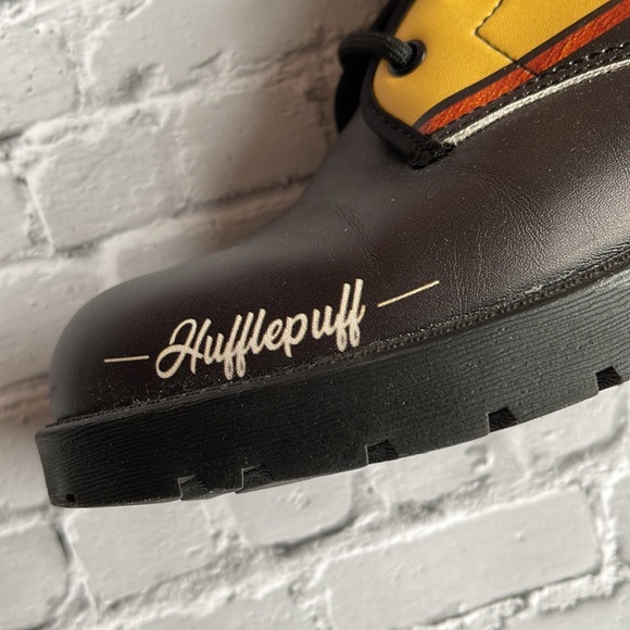 HARRY POTTER | Hufflepuff themed lace up boots - Picture 4 of 12